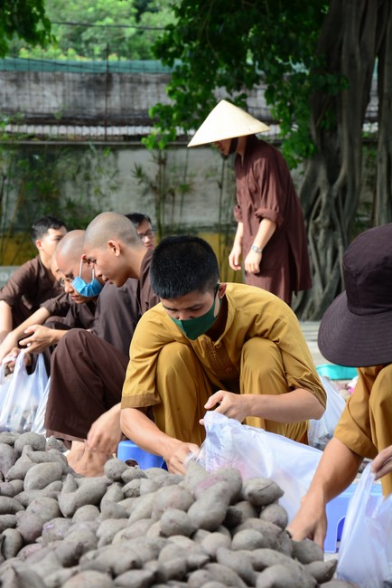 Continuing to support people in need in the Covid-19 pandemic of Hoang Phap Pagoda (series 2)